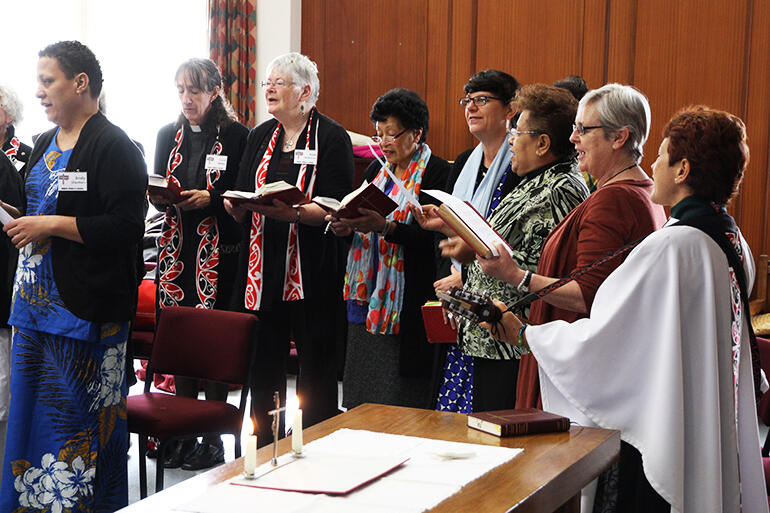 The serving party and some of the hui goers sing the final himene.