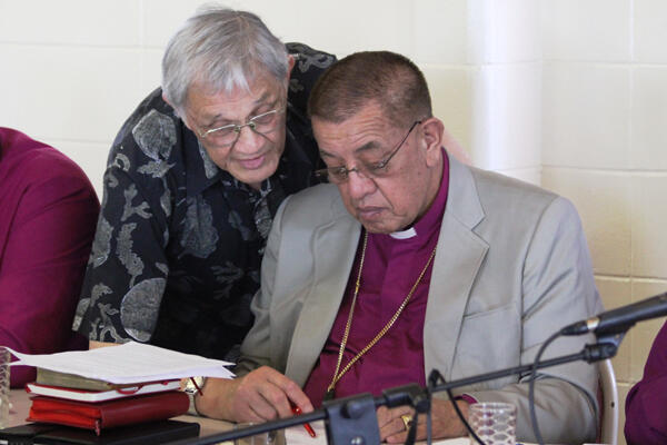 Professor Whatarangi Winiata confers with Bishop John Gray on the wording of the resource-sharing motion. 