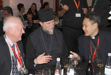 Conversation flows across denominational traditions during the Tikanga Maori dinner.
