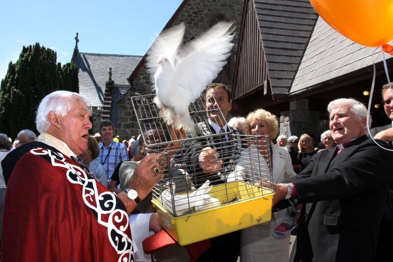 Bishop Sir Paul Reeves; Mayor Peter Tennent and his wife and Bishop John Bluck release doves to kickstart the celebrations.
