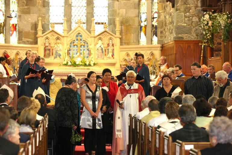 The tangata whenua sing a waiata in support of Archdeacon Tiki's mihimihi.