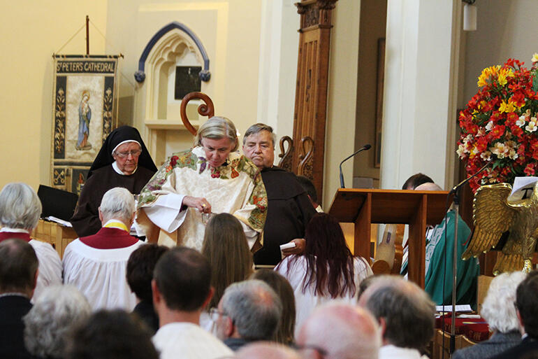 Bishop Victoria Matthews distributes the communion, flanked by Sr Anne SLG and Br Damian SSF. Bishop Victoria Matthews distributes the communion, flanked by Sr Anne SLG and Br Damian SSF.