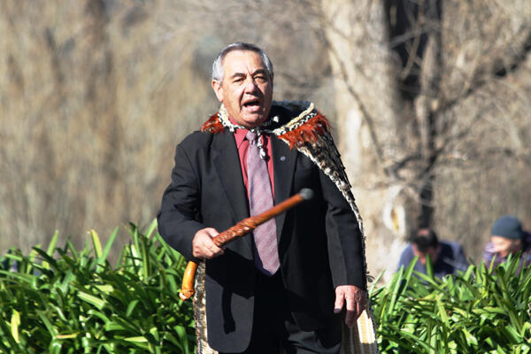 Paora Ropata, a Te Ati Awa kaumatua, welcomes the conference delegates during the powhiri.