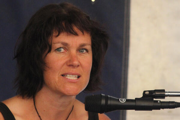 Alison Robinson spoke of going the distance in mission. She and her husband Martin are UV pioneers, and prison chaplains. Alison Robinson spoke of going the distance in mission. She and her husband Martin are UV pioneers, and prison chaplains.