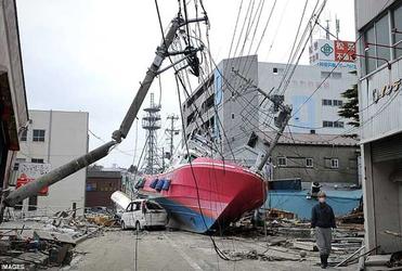 A boat is dumped in a street of Hishonomaki, Miyagi, after being swept inshore by the tsunami. Photo: AFP/Getty