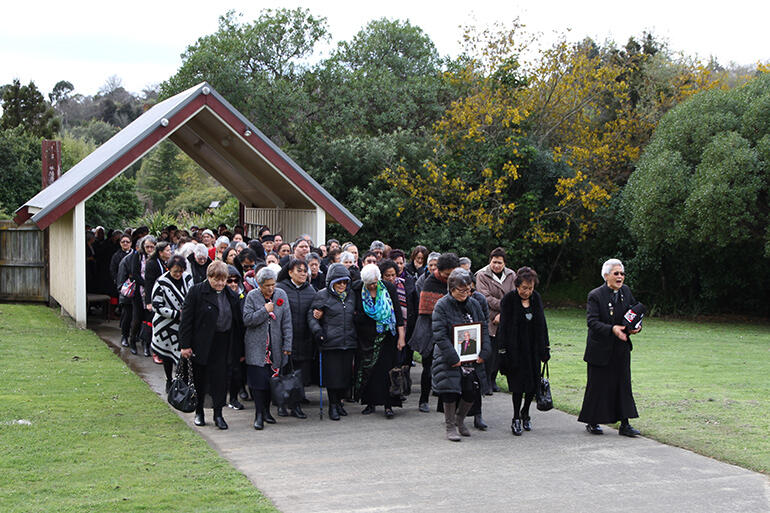 The karanga goes out, and the manuhiri proceed on to Whakatu Marae for the powhiri for 2017 Runanganui. The karanga goes out, and the manuhiri proceed on to Whakatu Marae for the powhiri for 2017 Runanganui.