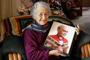 Doris, Lady Te Parekohe Vercoe with a photograph of her late husband, Te Whakahuihui Vercoe. Picture, Andrew Warner.