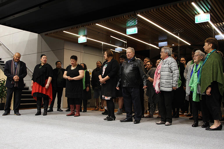 The hosts - that's Te Hui Amorangi o te Waipounamu - sing a farewll waiata at the Saturday evening hakari. The hosts - that's Te Hui Amorangi o te Waipounamu - sing a farewll waiata at the Saturday evening hakari.