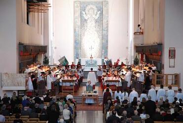 The combined cathedral choirs performing in Wellington.