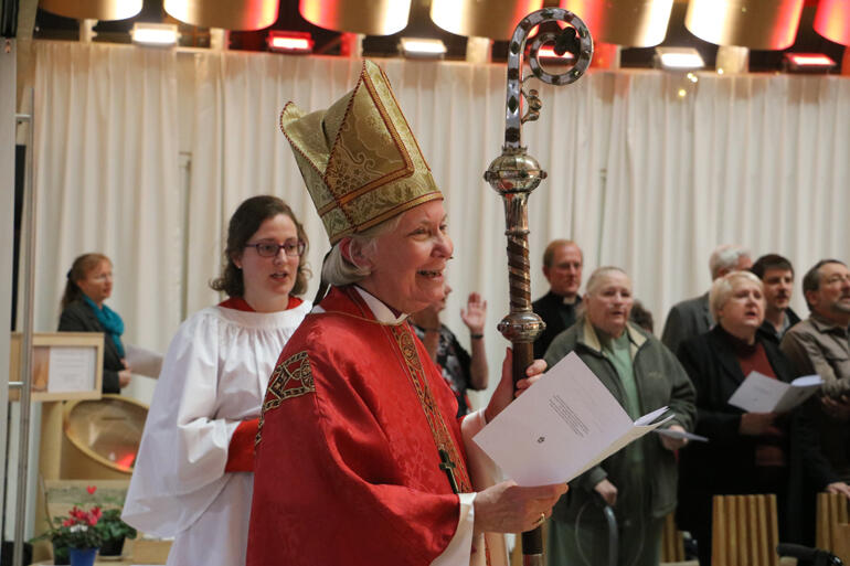 Shine, Jesus , shine! Bishop Victoria finishes the festival Eucharist on a high note. Shine, Jesus , shine! Bishop Victoria finishes the festival Eucharist on a high note.