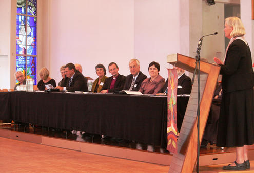 +Victoria thanks the Board. Duncan Macdonald, CEO, is leaning forward, next to Dr Kay Hawke, Chair of the Selwyn Foundation.