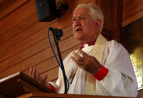 Sir Paul Reeves delivers the sermon at Waiapu's 150th anniversary service at Pukehou.