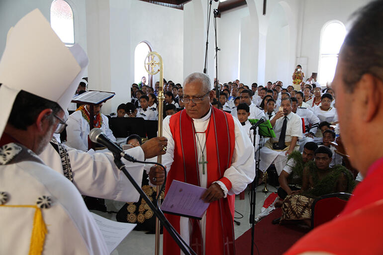 Bishop 'Afa is presented with his crozier. Bishop 'Afa is presented with his crozier.