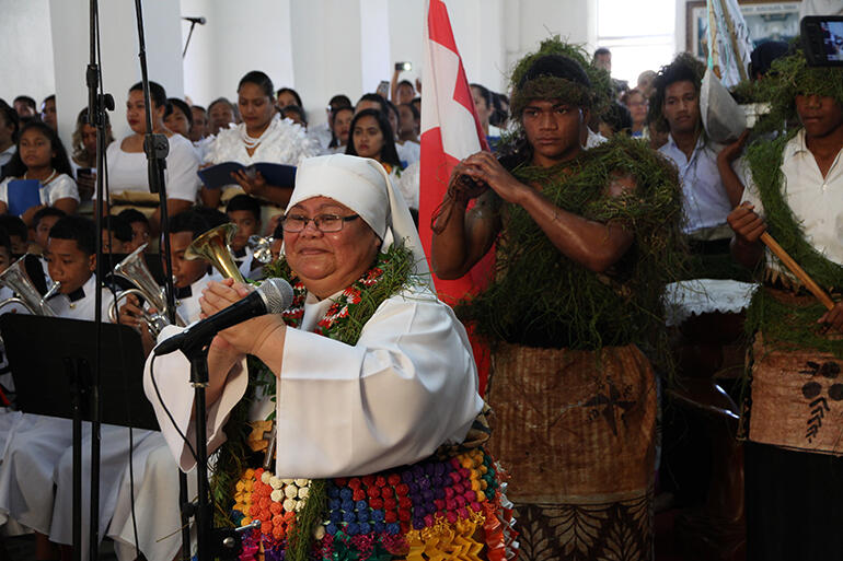 Sr Mele Fehoko, of the Community of the Sacred Name, leads the gospel procession into church. Sr Mele Fehoko, of the Community of the Sacred Name, leads the gospel procession into church.