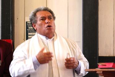 The Rev Vaotogo Frank Smith conducts the final hymn.