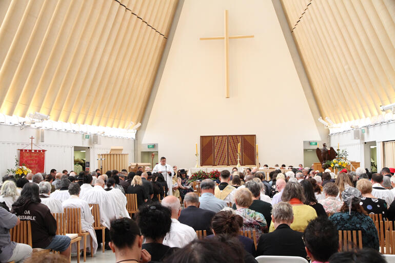 Rev Wiremu Anania of Te Hui Amorangi o Te Manawa o Te Wheke offers prayers.