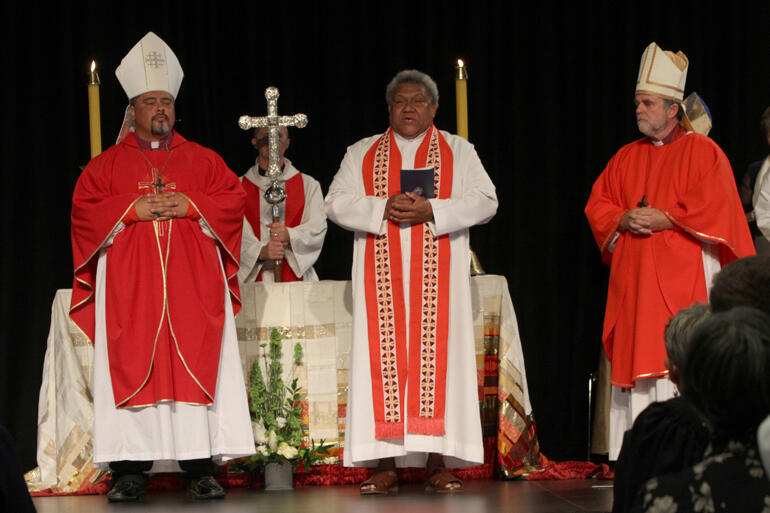 Archbishop-elect Fereimi Cama offers a blessing, flanked by Archbishop Don Tamihere and Archbishop Philip Richardson.