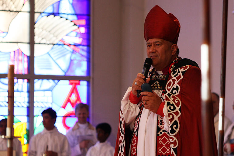 Bishop Kito Pikaahu, Te Pihopa o Te Tao Tokerau, giving his mihi at the beginning of the service.