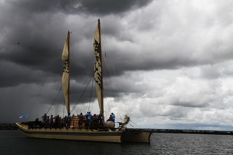 The Uto Ni Yalo leaves its mainland port under glowering skies. The Uto Ni Yalo leaves its mainland port under glowering skies.