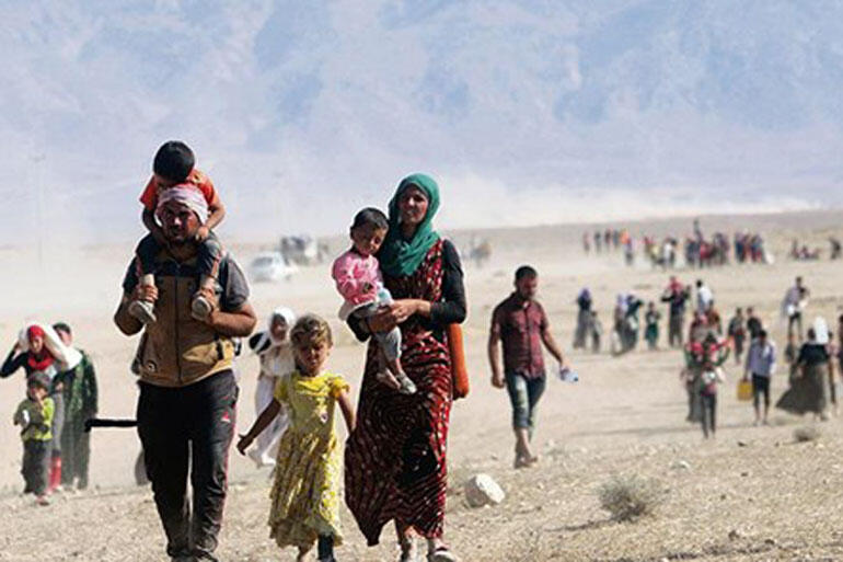 Displaced Yazidi people flee to Syria from forces loyal to the Islamic State in Sinjar town, Iraq. Photo: Reuters