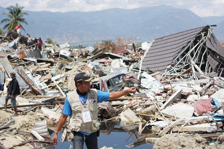 An ACT Alliance Indonesia volunteer at Petobo in south Palu where people are salvaging what they can. Photo: ACT Alliance/Yakkum/ MA  Setyawan