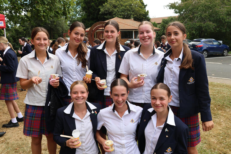 Students at Waikato Dio enjoy ice-creams.