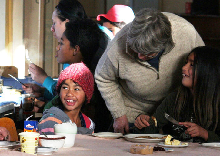 Pare Moses, left, considers her menu options before responding to Jan Barleyman.