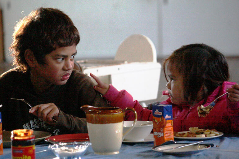 Tiaki Edwards makes her point to her brother Daerell. Tiaki Edwards makes her point to her brother Daerell.