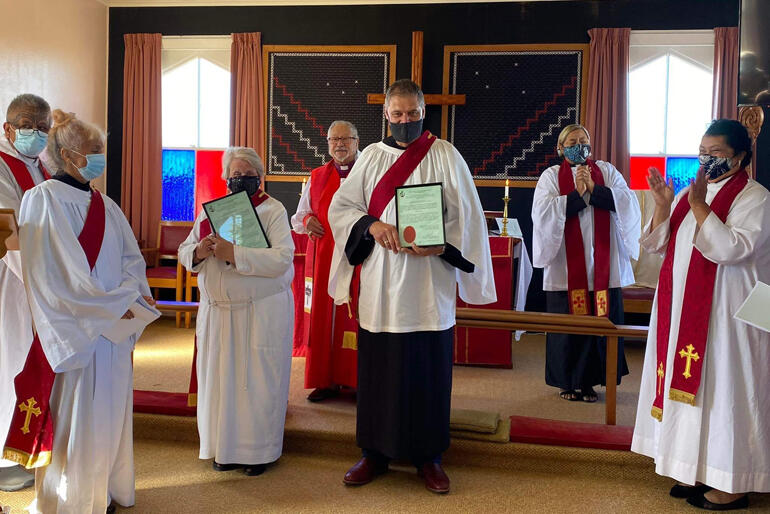 Newly deaconed Rev Everlyn Cook & Rev Tony Ryan present their licences as Bishop Richard Wallace, Ven Mere Wallace & southern clergy applaud.