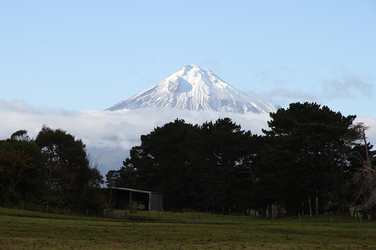 The maunga peeks briefly through the clouds. The maunga peeks briefly through the clouds.