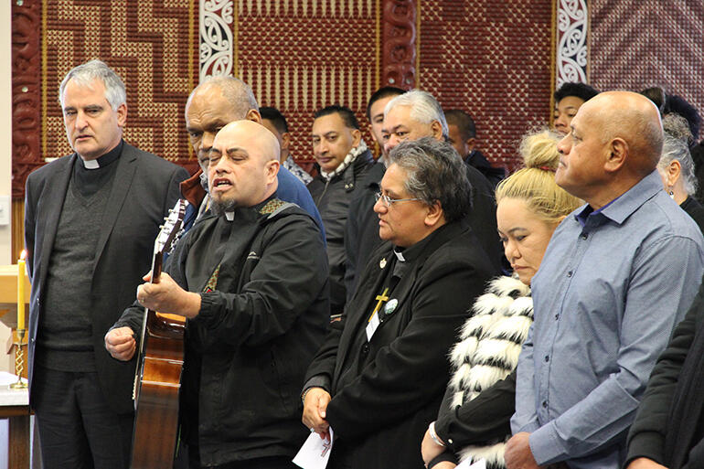 Arthur Hokianga leads the manuhiri in a waiata.