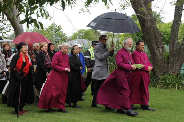 The Archbishop and his team advance towards the paepae. Bishop Kito Pikaahu guided him every step of the way. The Archbishop and his team advance towards the paepae. Bishop Kito Pikaahu guided him every step of the way.