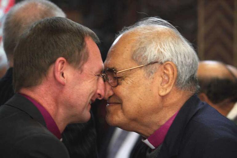 Archbishop Brown Turei hongis the new Bishop of Auckland, Rt Rev Ross Bay.