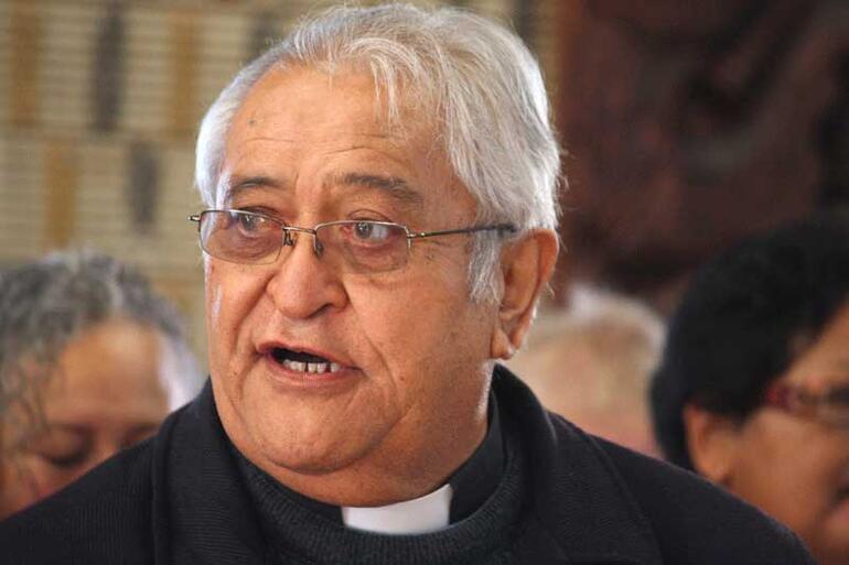 Archdeacon Hone Kaa speaks for the manuhiri. Archdeacon Hone Kaa speaks for the manuhiri.
