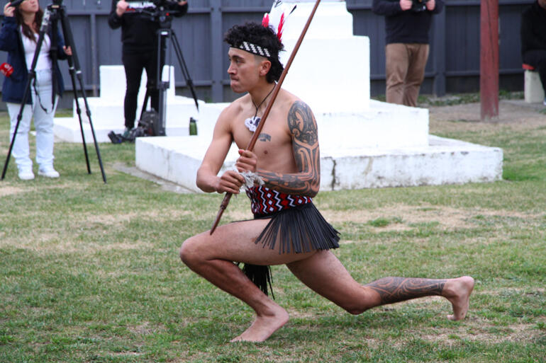 Kingston Heperi fronts the wero (challenge) to the leaders of the Hāhi arriving for the General Synod Te Hīnota Whānui. Kingston Heperi fronts the wero (challenge) to the leaders of the Hāhi arriving for the General Synod Te Hīnota Whānui.