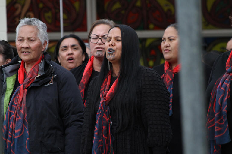 Ōmahu welcomers sing to back their speakers L-R: Liz Huata, Jamie Solomon, Te Aorangi Russell, Natasha Hānara, Peho Hānara. Ōmahu welcomers sing to back their speakers L-R: Liz Huata, Jamie Solomon, Te Aorangi Russell, Natasha Hānara, Peho Hānara.
