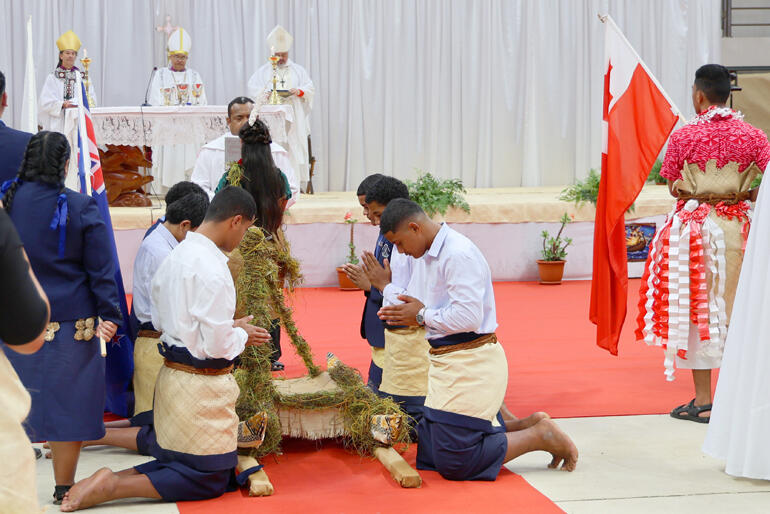 Tongan Anglicans & the Diocese of Polynesia will bring forward a new vaka to carry Tonga's Anglican Church. Image: Gospel reading, GSTHW 67.