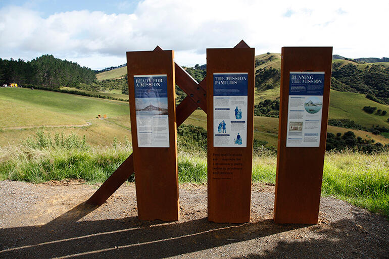 The first of the way stations on the path that leads from Rore Kahu down to the beach. The first of the way stations on the path that leads from Rore Kahu down to the beach.