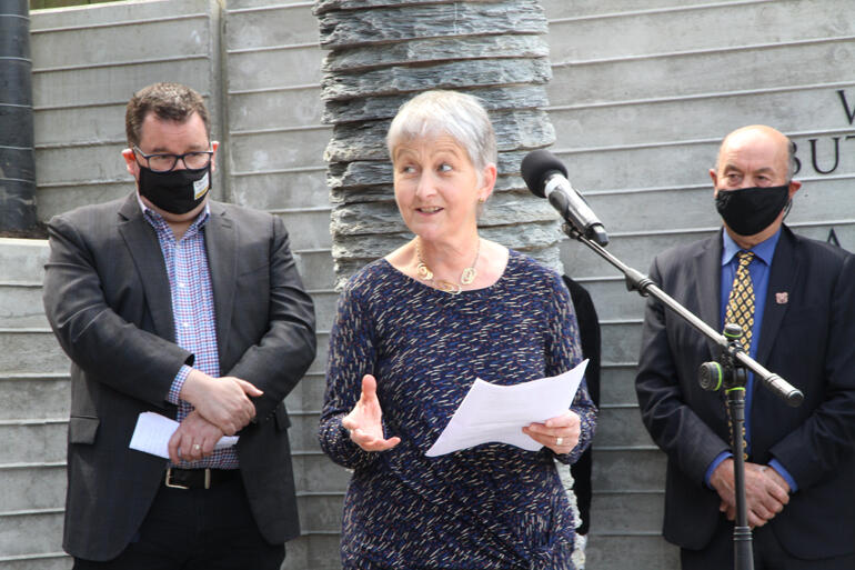 Archibald Baxter's descendent and Memorial Trust member Katherine Baxter speaks on behalf of the families of conscientious objectors.