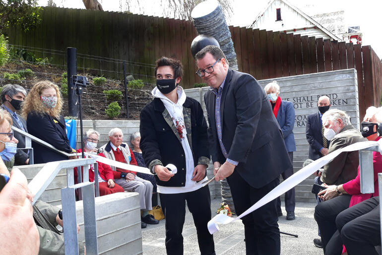 Deputy Prime Minister Grant Robertson opens the Archibald Baxter Peace Garden alongside a conscientious objector family representative.