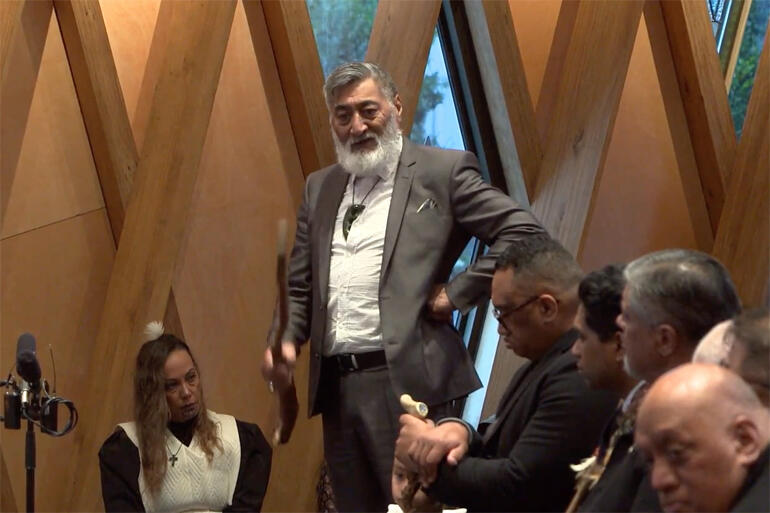 Sonny Karena speaks on the visitors' side for Ngāti Haua, flanked by Tumuaki for Kiingi Tūheitia, Hone Thompson.