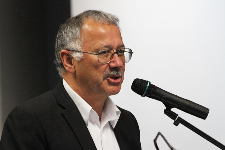 Robin Hapi, chairman of the Te Aute Trust Board, expresses his board's approval of the proposal. Robin Hapi, chairman of the Te Aute Trust Board, expresses his board's approval of the proposal.