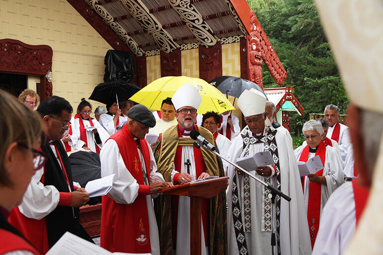 Archbishop Philip Richardson, flanked by Archbishop Winston Halapua and Bishop Muru Walters.