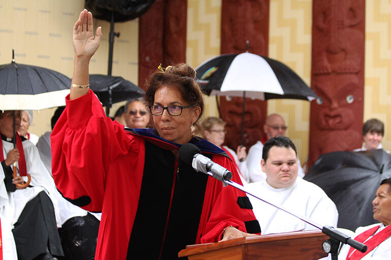 Dr Jenny Te Paa Daniel calls for a show of hands - all those who were at the 1992 General Synod.