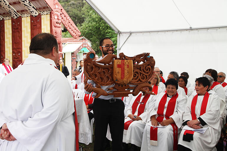 Isaac Beach holding the pare, or lintel, given to the new bishop by Manawa o Te Wheke. Isaac Beach holding the pare, or lintel, given to the new bishop by Manawa o Te Wheke.