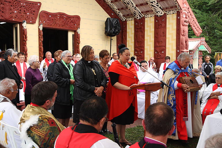Susan Wallace, flanked by her mum and dad, describes Te Wai Pounamu's gift. Susan Wallace, flanked by her mum and dad, describes Te Wai Pounamu's gift.