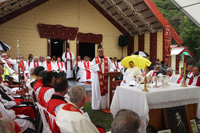 The Rev Dr Hirini Kaa acknowledges Don's gift for friendship.