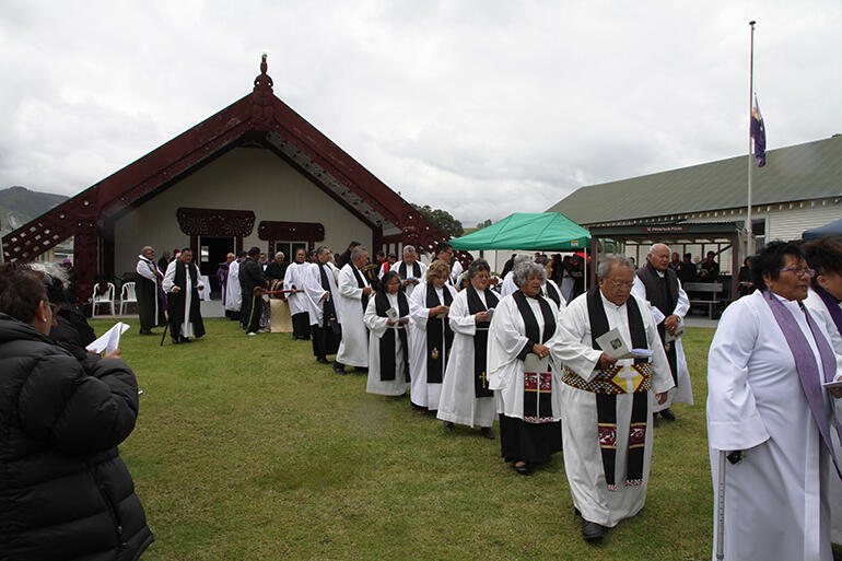 The funeral party begin their trek from Pakirkiri to the urupa.