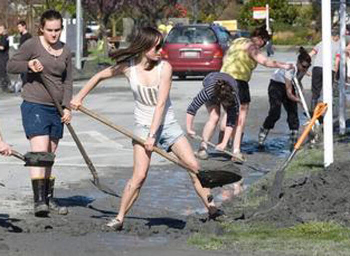 Students help to clear a Christchurch street. Picture, Mark Mitchell in the NZ Herald. Students help to clear a Christchurch street. Picture, Mark Mitchell in the NZ Herald.