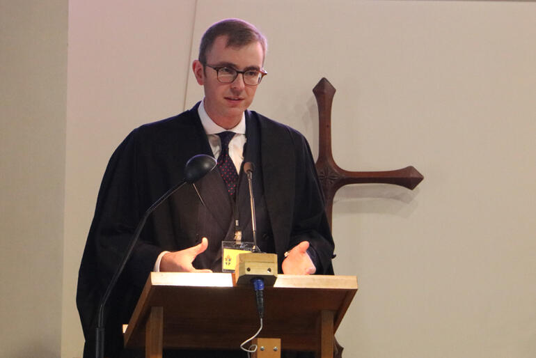 Diocesan Chancellor Jeremy Johnson takes synod through the voting procedures. Diocesan Chancellor Jeremy Johnson takes synod through the voting procedures.